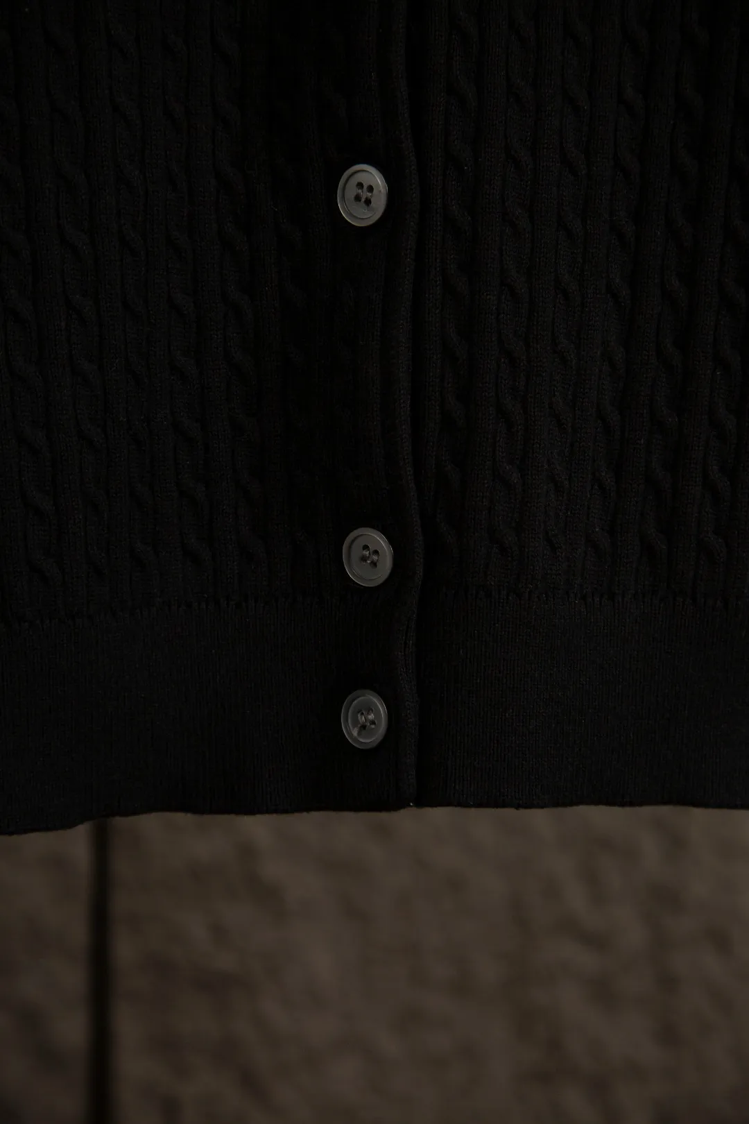 P196 Actual photo [Evergreen for all seasons] Style number: 25123# Color: black/navy blue/almond/white Size: S-XL - Ralph Lauren/Ralph Lauren 2025FW Zhao Lusi's same solid color logo knitted versatile fine twist knitted buttoned long-sleeved cardigan - RL's classic fine twist cardigan 21S quality cotton yarn A cardigan that can be worn in all seasons Can be matched inside or outside Simple and clean basic color matching The upper body is clean and flawless. The comfort brought by imported cotton yarn is soft. An item that cannot be rejected.